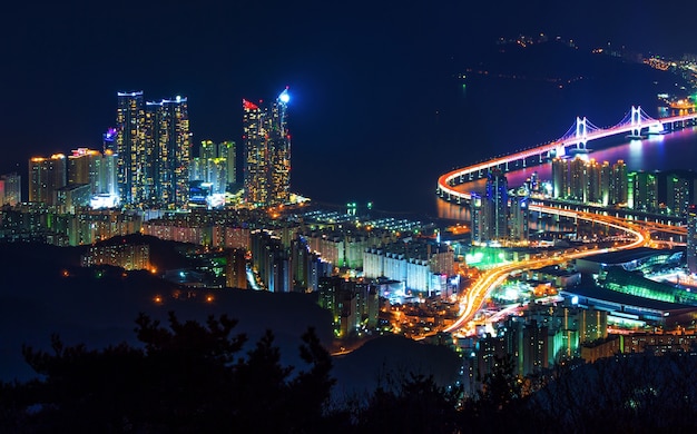 Puente GwangAn y Haeundae en la noche en Busan, Corea