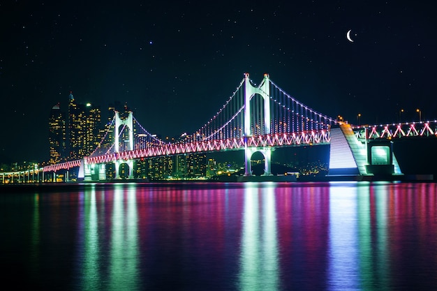 Puente GwangAn y Haeundae en la noche en Busan, Corea