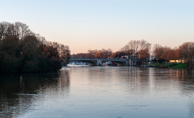 Puente de Hampton Court sobre el río Támesis al atardecer