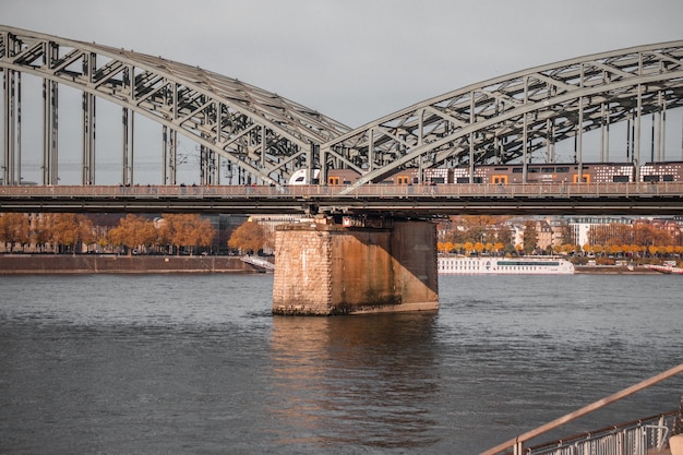 Puente de hierro gris sobre un cuerpo de agua