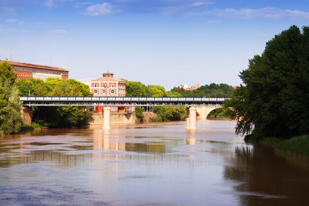 Puente de Hierro sobre Ebro. Logroño, España