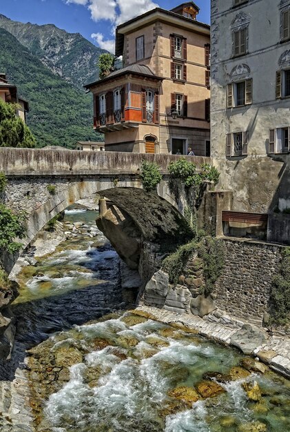 Puente de hormigón gris