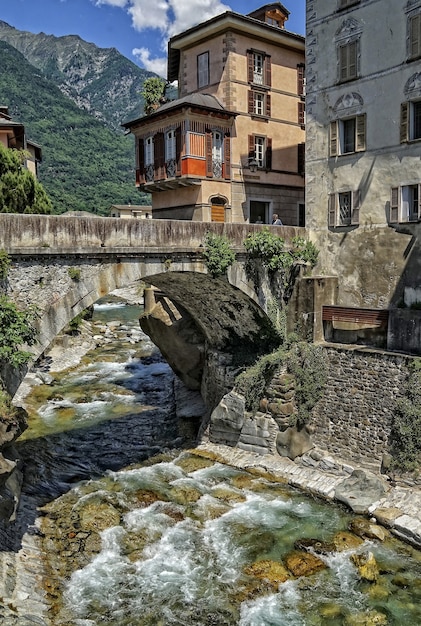 Puente de hormigón gris