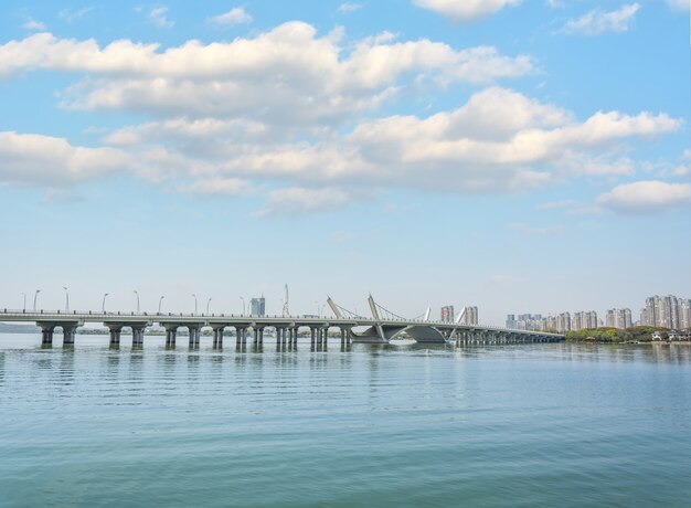 Puente de hormigón que cruza el mar