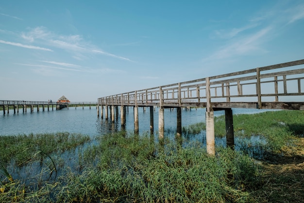 puente lago cielo azul