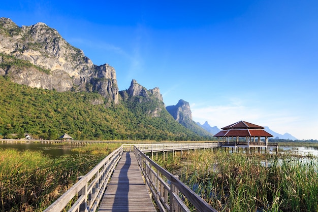 Puente de madera sobre un lago en el Parque Nacional Sam Roi Yod Prachuap Khiri Khan Tailandia