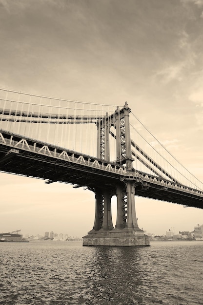 Puente de Manhattan en blanco y negro