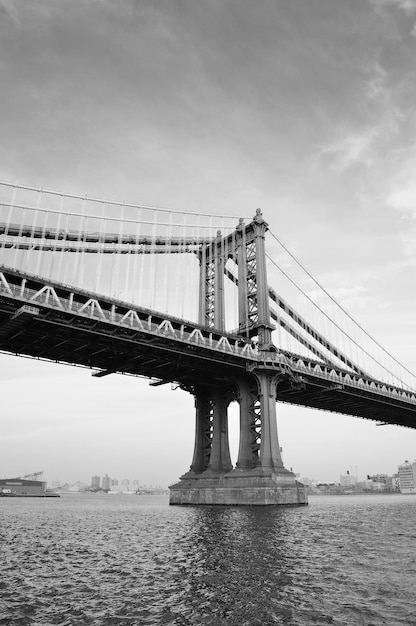 Foto gratuita puente de manhattan en blanco y negro