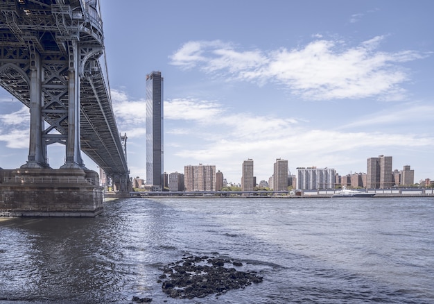 Puente de Manhattan durante el día en los EE. UU.