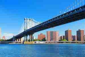 Foto gratuita puente de manhattan de nueva york con horizonte de rascacielos