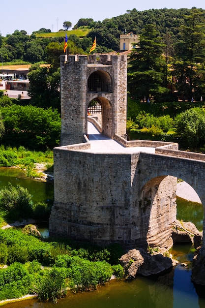 Puente medieval con torre de la puerta