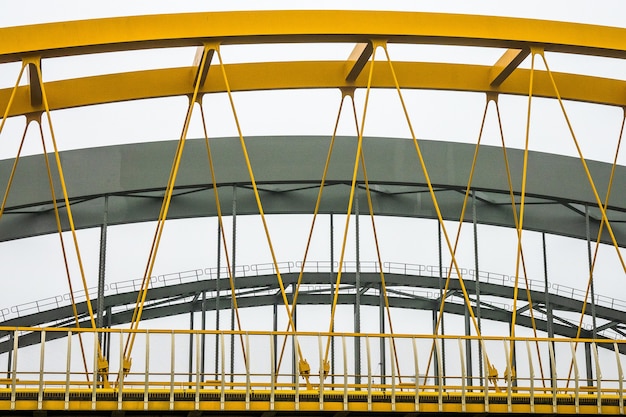 Puente moderno con fragmentos de metal amarillo y gris