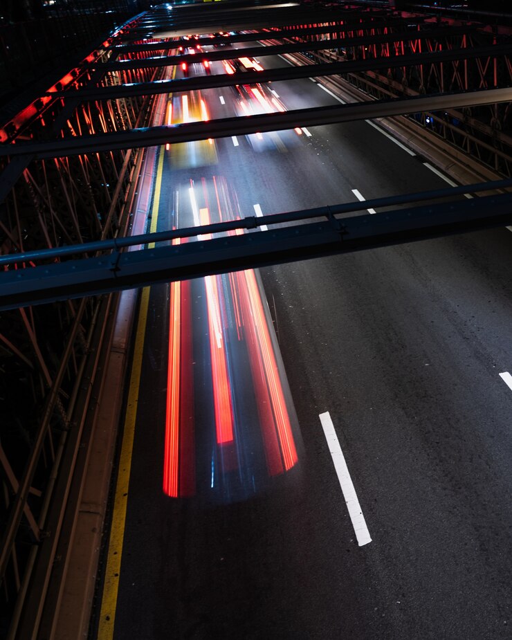 Foto gratuito puente con movimiento borroso primer plano del tráfico