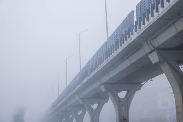 Foto gratuita puente en la niebla