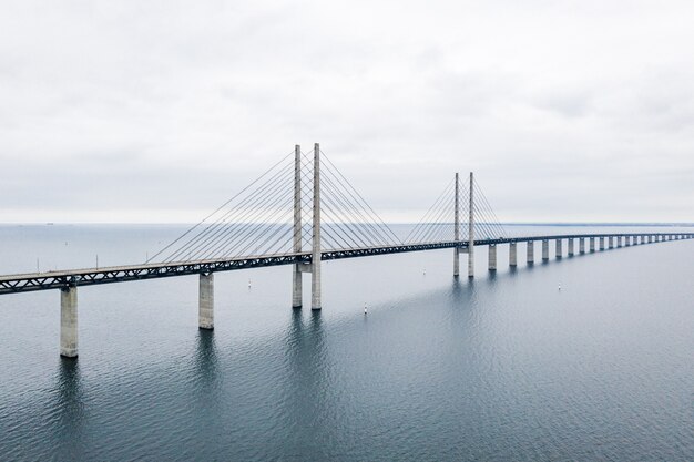 Puente de Oresund ubicado en Malmo, Suecia en las tranquilas aguas azules durante el día