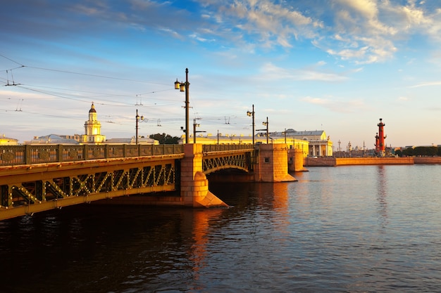 Puente del palacio en la mañana