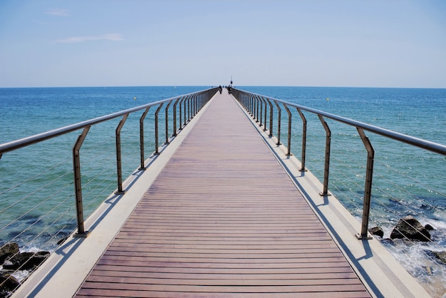 Puente peatonal en la playa de Barcelona, España