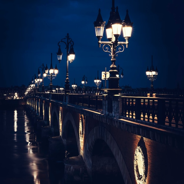 Foto gratuita puente de piedra famoso en burdeos por la noche francia