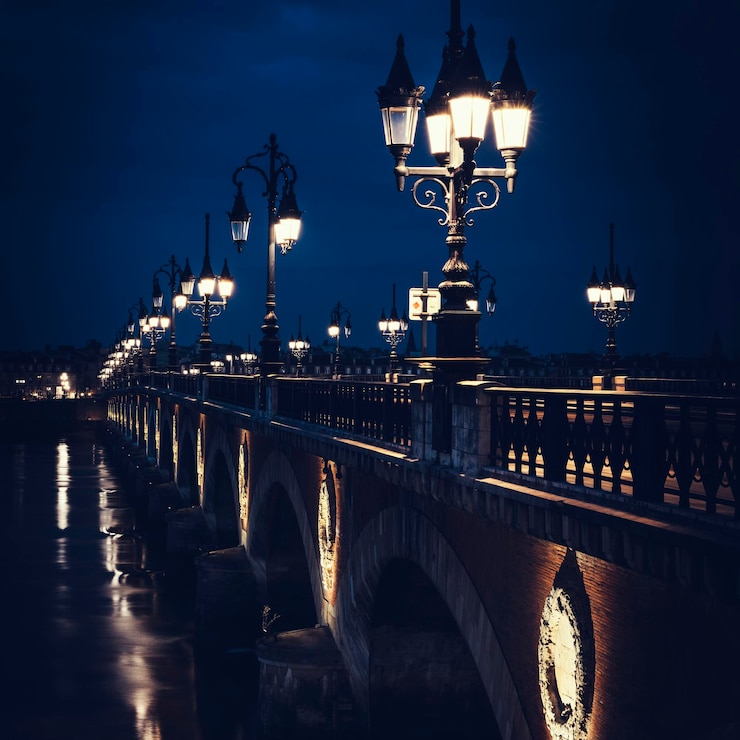 Foto gratuito puente de piedra famoso en burdeos por la noche francia
