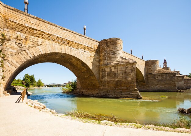 Puente de piedra medieval sobre Ebro en Zaragoza