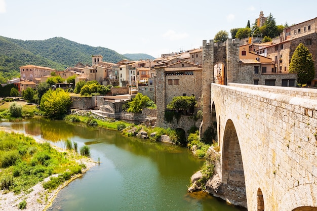 Puente de piedra medieval sobre el río Fluvia en Besalú