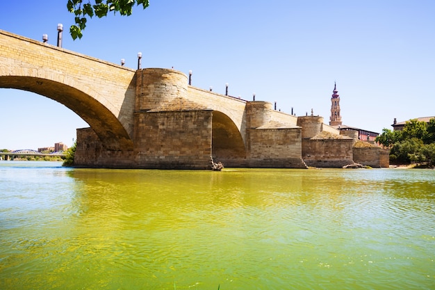 Puente de piedra sobre Ebro en Zaragoza