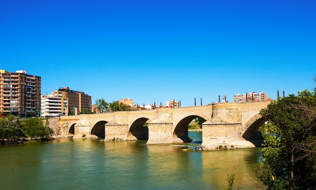 Puente de piedra sobre el río Ebro