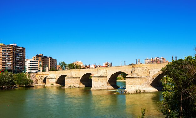 Puente de piedra sobre el río Ebro