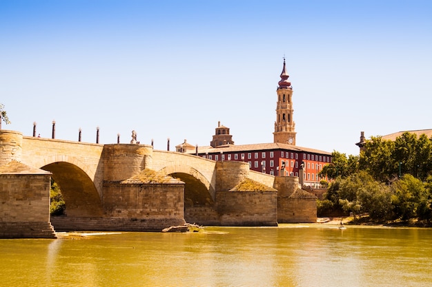 Puente de piedra en Zaragoza. Aragón