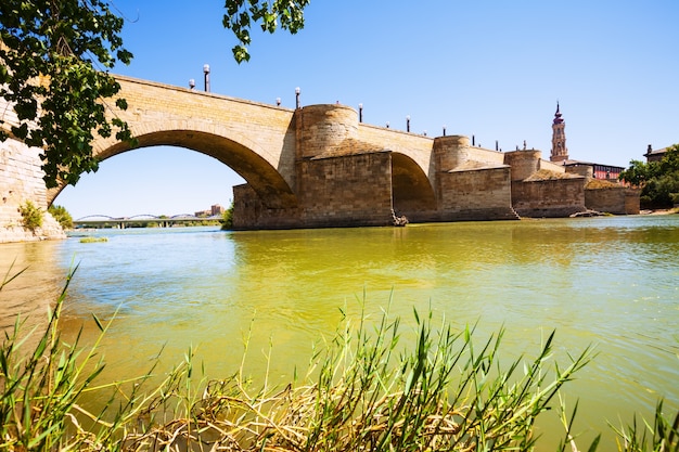 Foto gratuita puente de piedra en zaragoza en día soleado