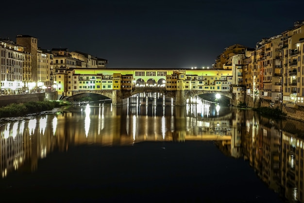 El puente Ponte Vecchio en Florencia, Italia.