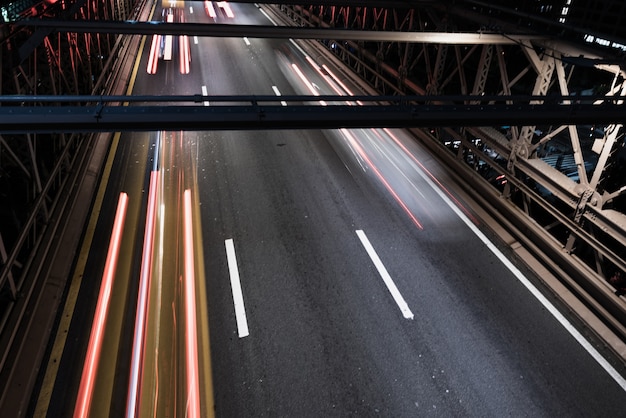 Puente de primer plano con movimiento de desenfoque de tráfico