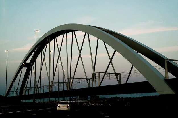 puente de la puesta del sol sobre la carretera.