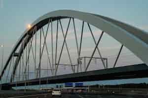 Foto gratuita puente de la puesta del sol sobre la carretera.