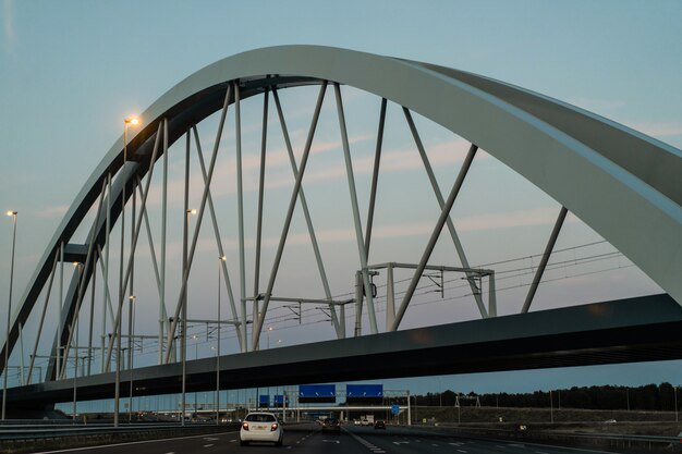 puente de la puesta del sol sobre la carretera.