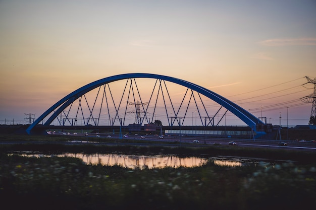 puente de la puesta del sol sobre la carretera.