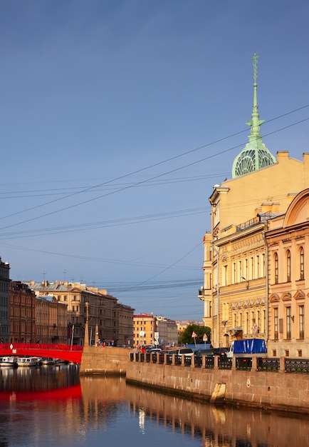 Puente Rojo en San Petersburgo