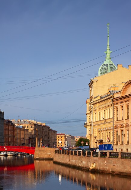 Puente Rojo en San Petersburgo