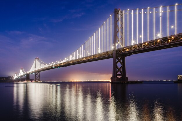 Puente sobre el agua bajo un cielo azul durante el día