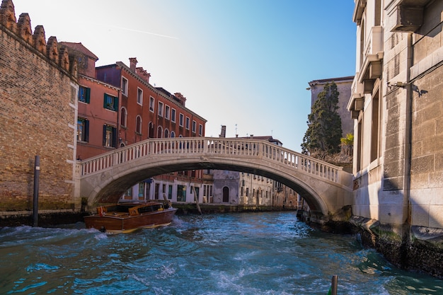 Foto gratuita puente sobre un canal rodeado de edificios