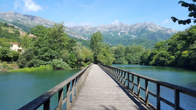 Foto gratuita puente sobre el lago en asturias, españa