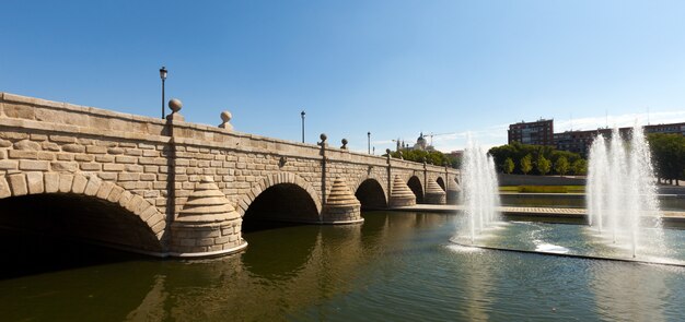 puente sobre Manzanares en día soleado. Madrid