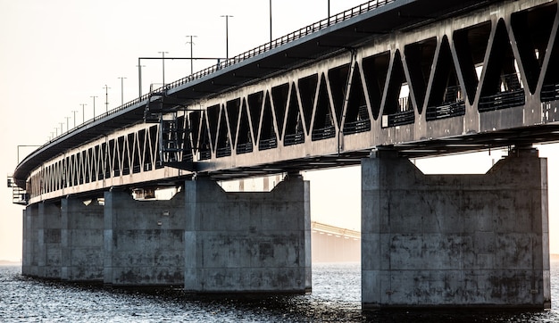 Foto gratuita puente sobre el mar bajo la luz del sol