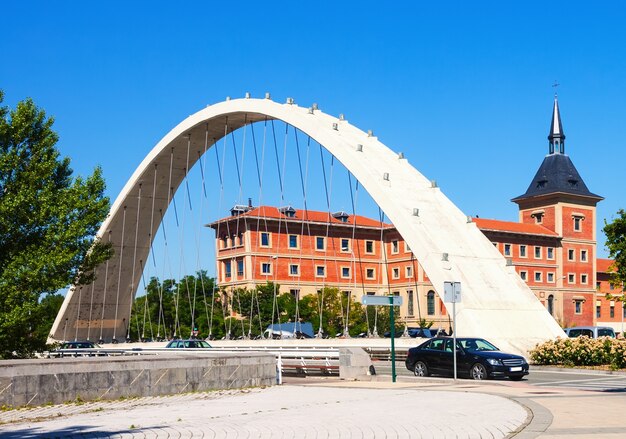 puente sobre el río Arga en el día de hervir