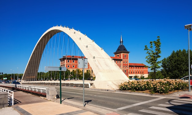 Foto gratuita puente sobre el río arga. pamplona