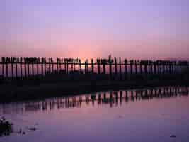 Foto gratuita puente u-bein en myanmar al atardecer