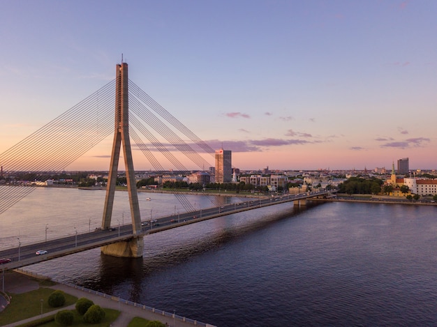 Puente Vansu sobre el río Daugava durante la puesta de sol en Riga, Letonia