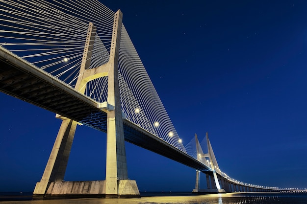 Puente Vasco da Gama en Lisboa por la noche, Portugal