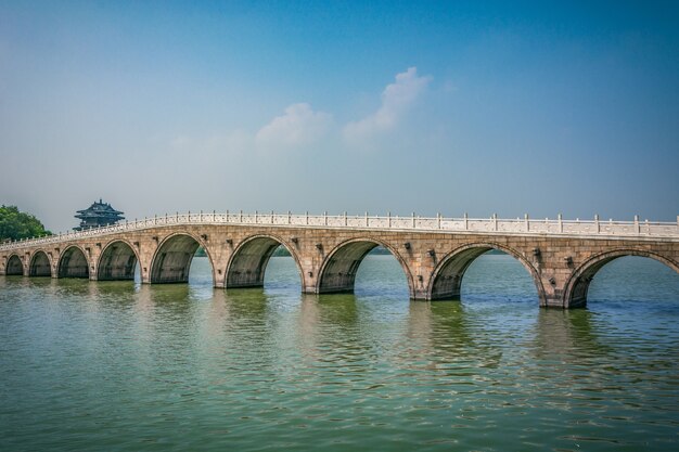 Puente viejo en el parque chino