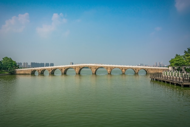 Foto gratuita puente viejo en el parque chino